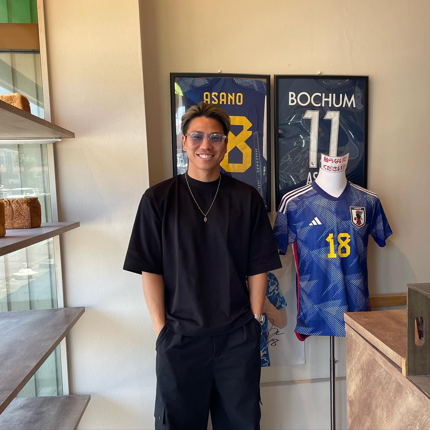 「朝のらしさ🍞」サッカー日本代表の浅野拓磨がオフの様子を公開！！