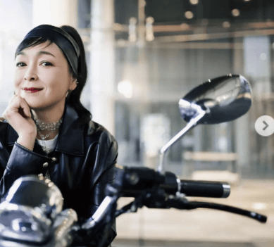 財前直見、愛車VMAXと感動の再会！レザースーツで魅せるカッコいい姿