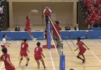 相手コートに突き刺さる渾身の一撃　高校バレーで生まれた