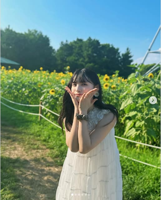 菅田愛貴がひまわり畑で