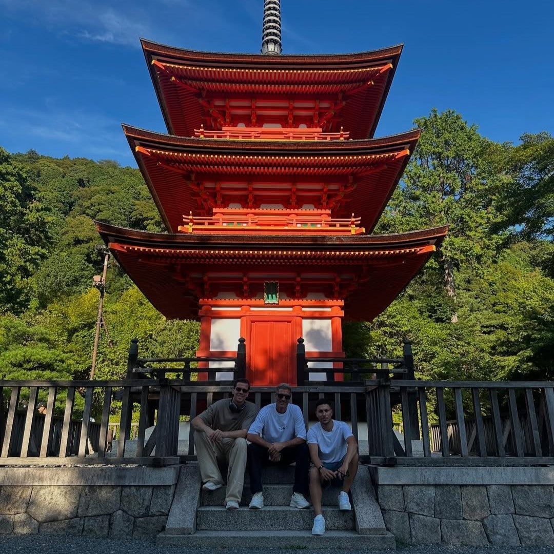 バルサのベテランGKが来日中に京都へ。チームメイトとの仲良し3ショットが「兄弟感あって最高！」