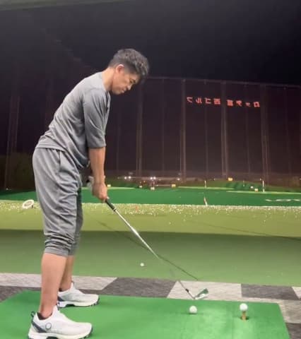 武井壮が深夜のゴルフ練習を公開し、豪快ショットを披露！