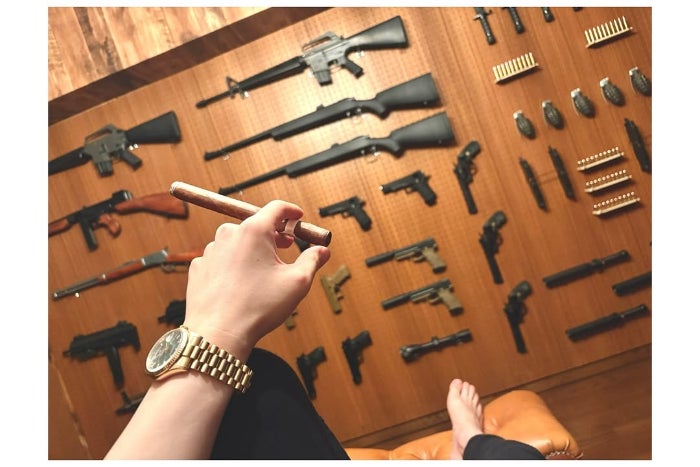 厨二病全開ショット披露！！ローランド、自宅シガーBARで最高のくつろぎタイム