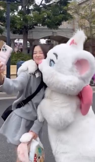 あの元アイドルがディズニーを満喫！「肩組みからのほっぺちゅー」