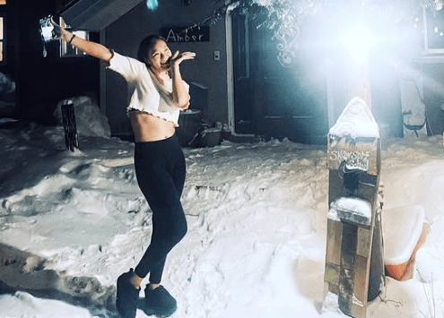 「寒そうだけど、美しい！」美女プロサーファー、雪原で”わんぱく・ヘソ出し大開放”ショットを披露しファン歓喜！