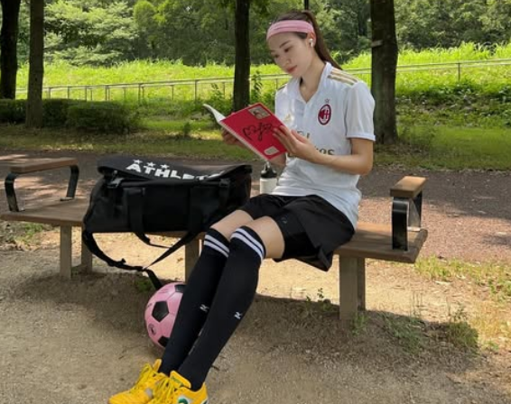 フットサル美女子、森のベンチで涼を覚える”美的ユニフォームDE読書タイム”ショットを披露！