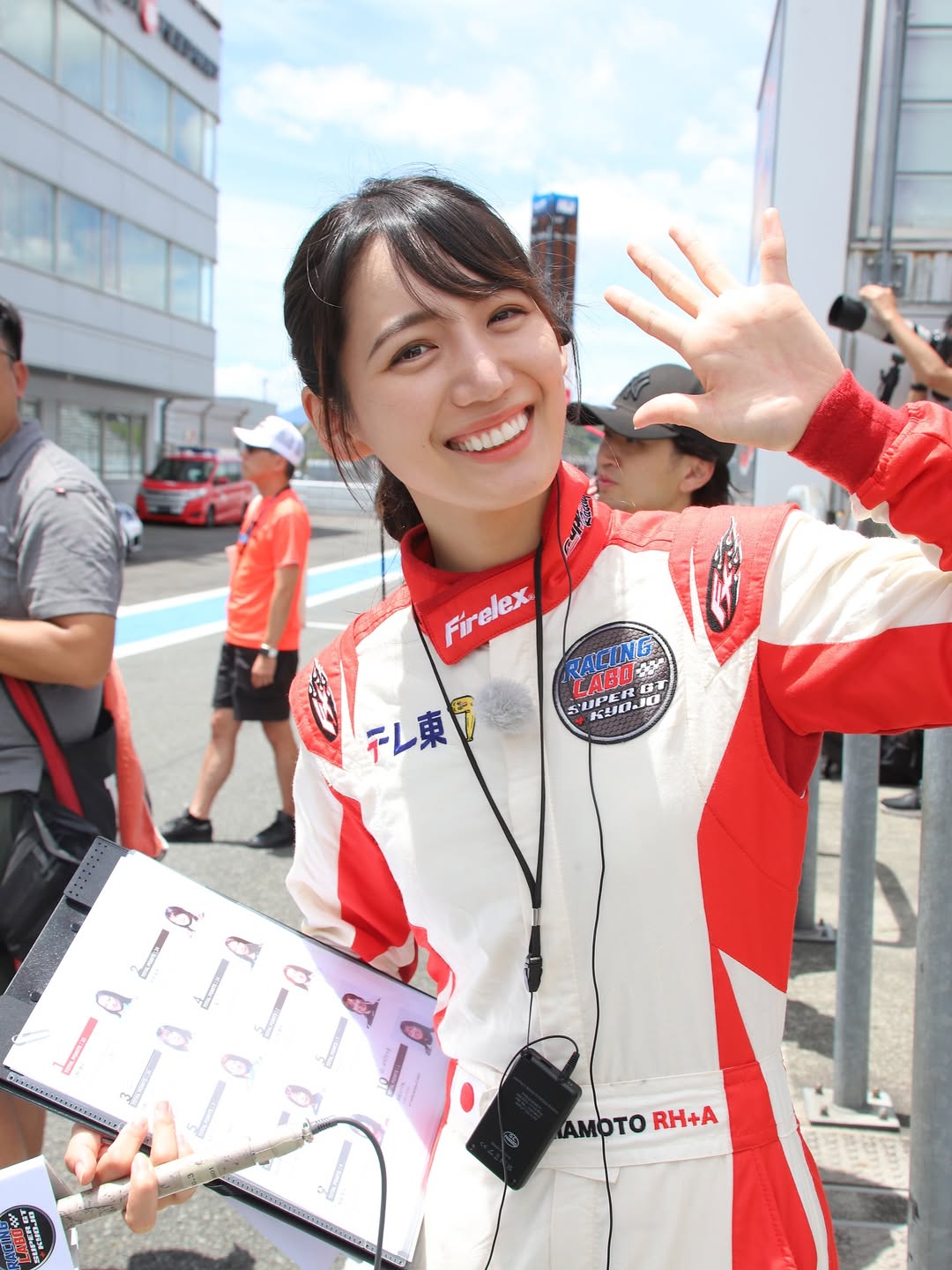 「笑顔凄く素敵すぎます！」テレビ東京アナウンサー・山本倖千恵、富士スピードウェイでの爽やかショットにファン歓喜