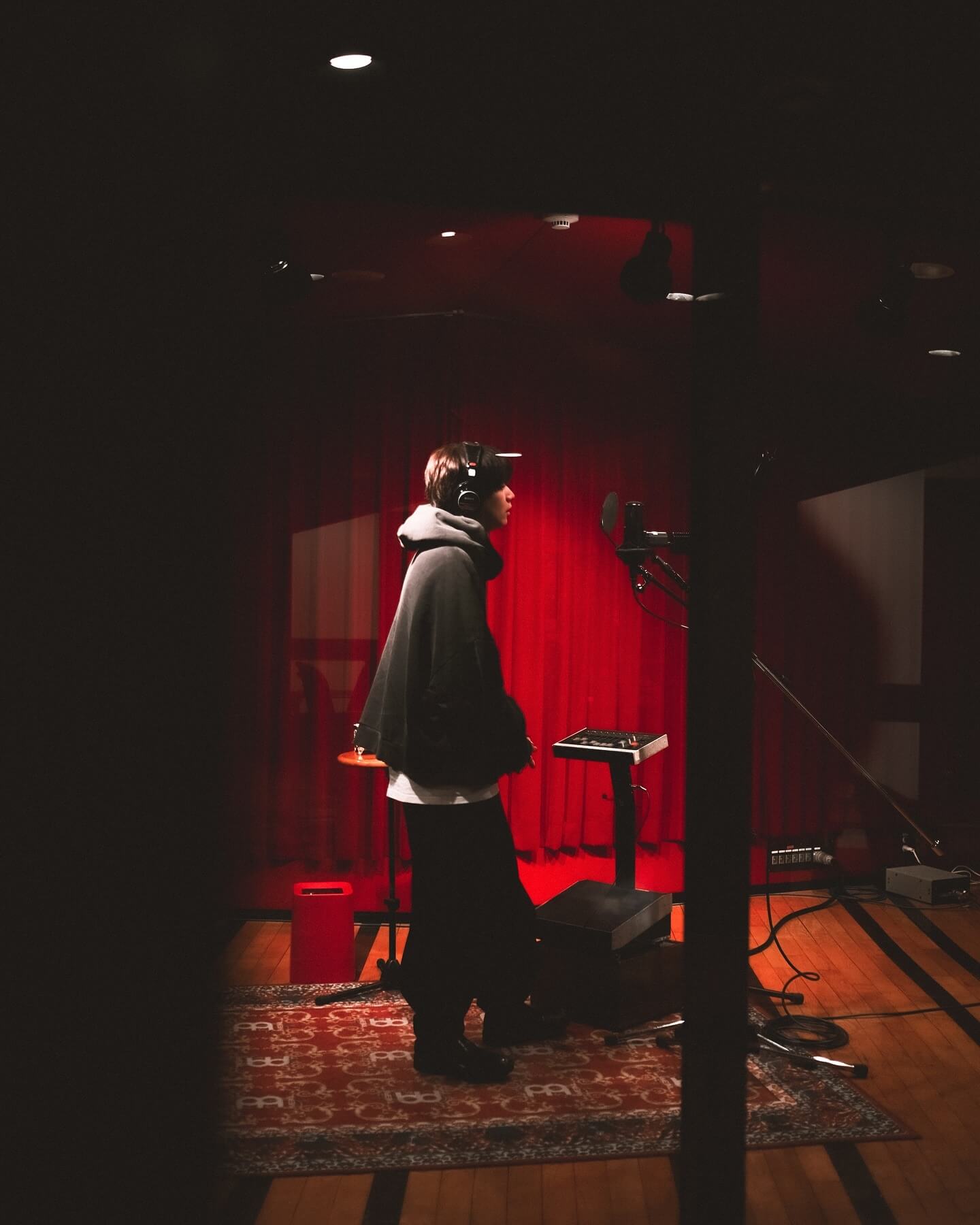 宮世琉弥、レコーディング姿の写真をアップ！「新曲かな？」とファンもドキドキ