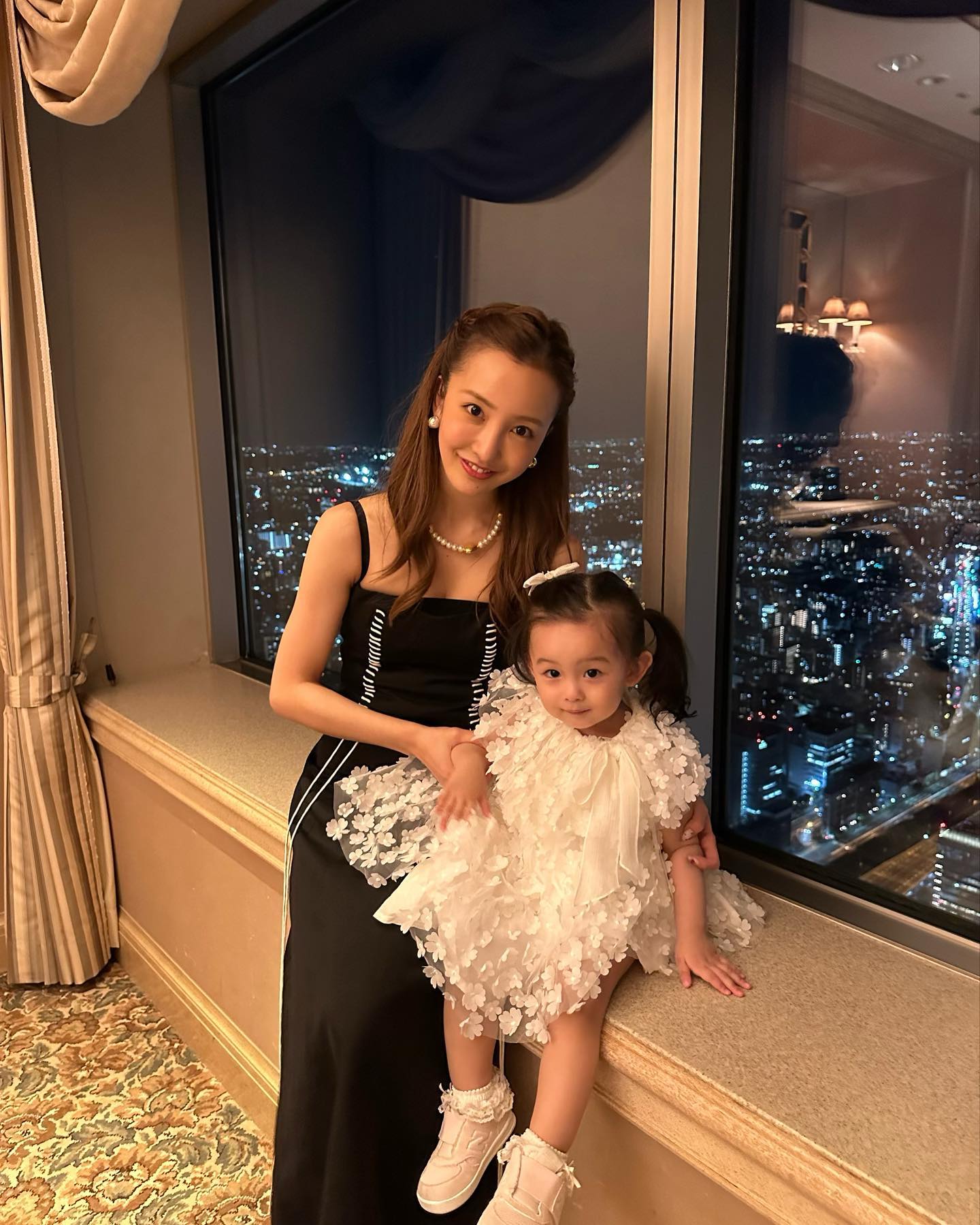 板野友美の愛娘の誕生日🎂に祝福のコメント続々💕😍