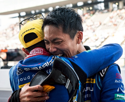 歓喜の瞬間！SUPER GT鈴鹿ラウンドで選手たちが熱い抱擁