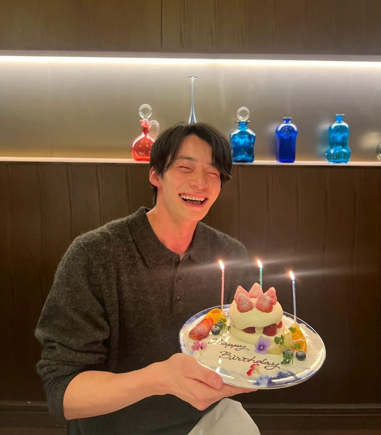 入江陵介、36歳の誕生日を報告　笑顔あふれるバースデーショット