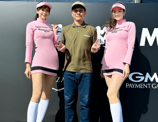 「コス、めっちゃ可愛い」レースアンバサダー、前澤杯でラウンドガールに！社長とのショットにファン拍手喝采「ゴルフのラウンドガール新鮮ですね」