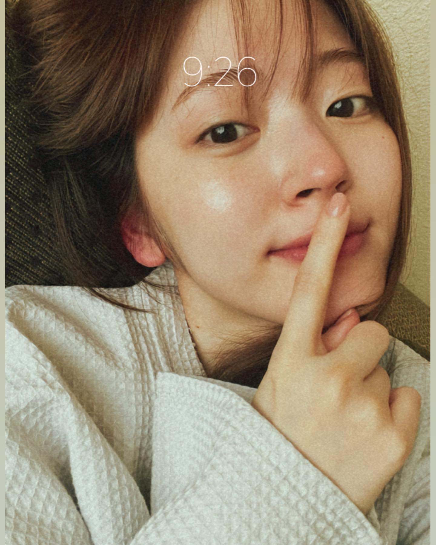 鈴木愛理さんの“すっぴん”にコメント殺到❗️美肌の秘訣は毎朝の◯◯🍶