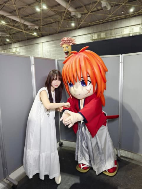 「緋村剣心殿に一緒に撮ってもらいました」伊織もえが少年ジャンプのイベントでオフショットを披露