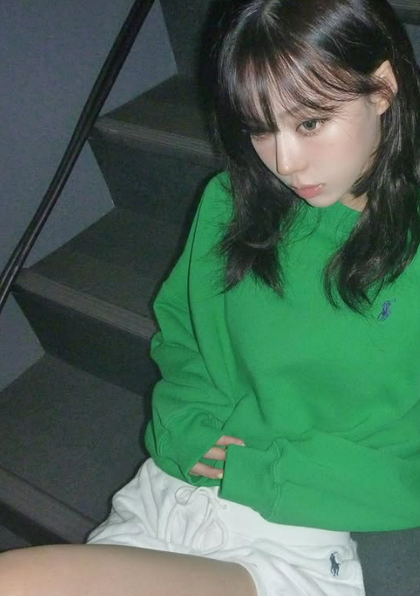 aespa ウィンター、グリーン×ホワイトの爽やかコーデ公開　シンプルで洗練された最新ショット