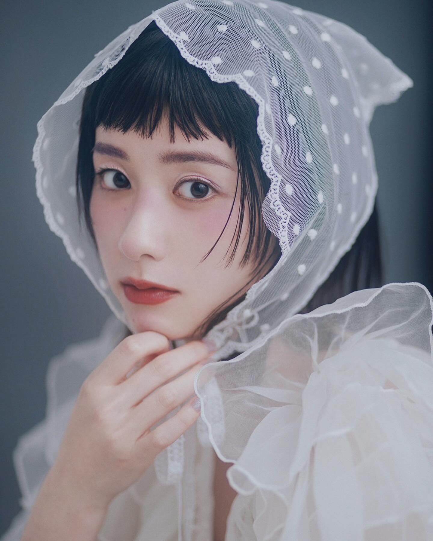 人気女優のカメラ目線にファン歓喜「お人形さんみたい」