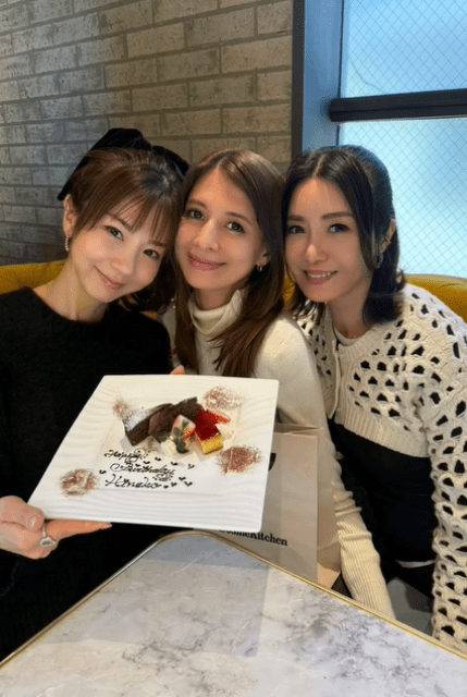 吉川ひなの、仲良し美人タレントにサプライズで誕生日祝われるもプレートの名前がまさかの…