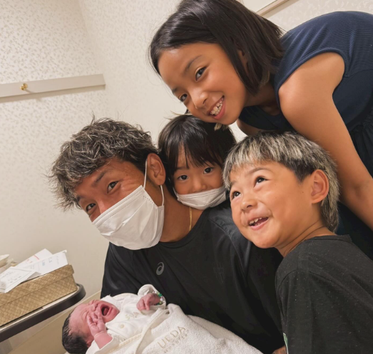 井手口陽介、第4子誕生を報告！「妻に感謝しかない」笑顔あふれる家族ショット公開