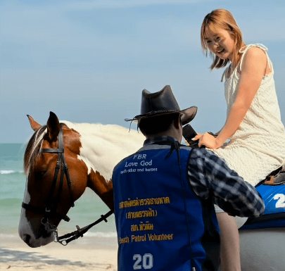 「お馬さんに乗ってる！」人気美女ゴルファー、タイランド王国の”メモリアルムービー”披露にファン感激！