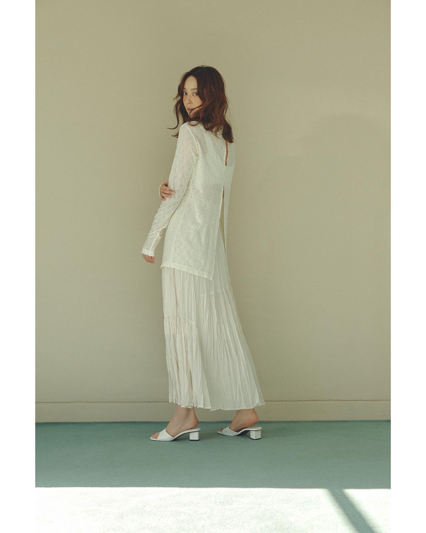 美しい背中をチラ見せ！佐々木希の最新ショットが話題に