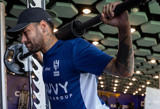 筋力強化に励むネイマール、美しい大腿四頭筋が話題