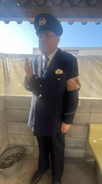 「ガラ悪っw」野性爆弾・くっきー!がまさかの1日警察署長に⁉制服でタバコを吸う姿にファン爆笑！