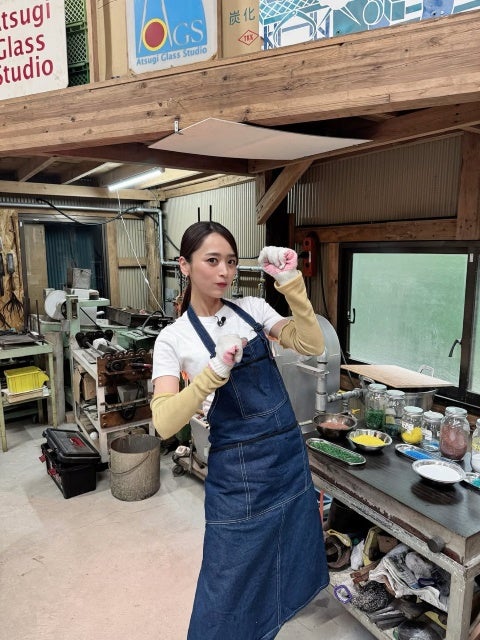 近藤千尋が工房で魅せた真剣モード。初挑戦のガラスアートに全力投球！