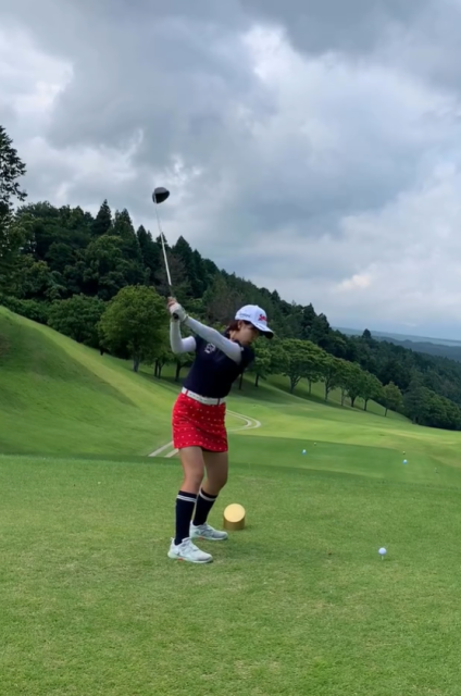 夢はプロゴルファー＆新喜劇女優⁉学生美女ゴルファー、新しく買ったミニスカウエアでナイスショット！