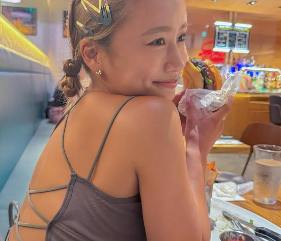 「かわいすぎです」美女スポーツタレント、美背中あらわな”美バックショット＆情熱トレムービー”を披露！「Angel Smile」