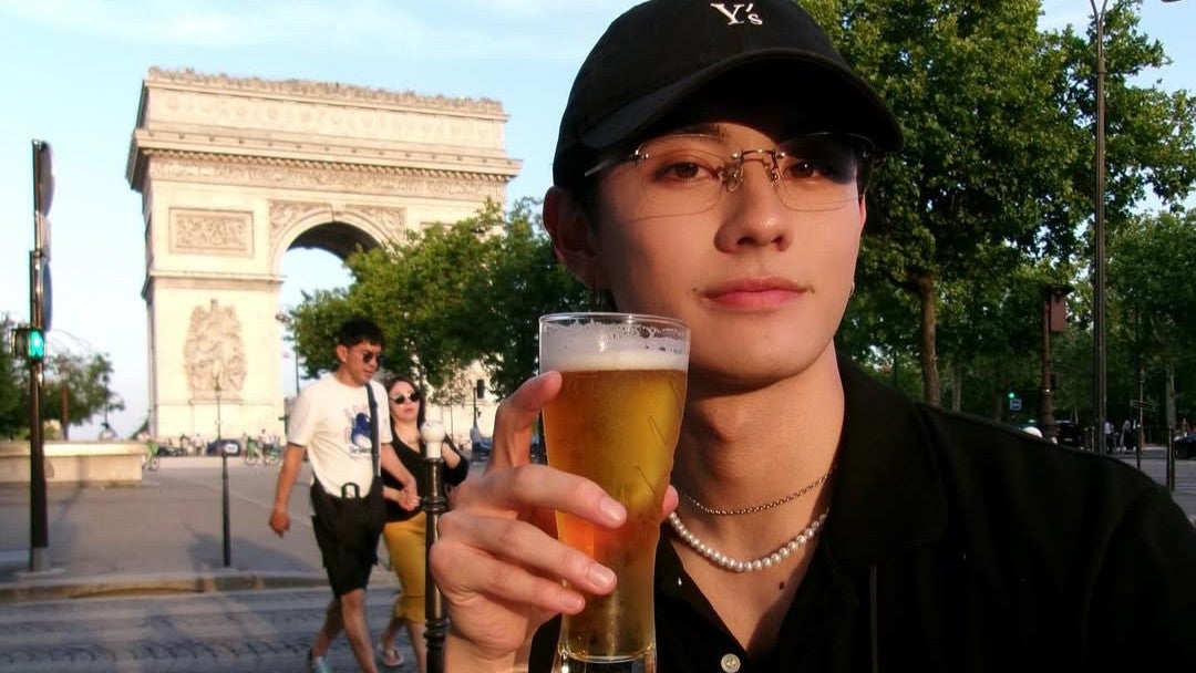 あの次世代イケメン俳優、パリで見せた“素の笑顔”にファン悶絶「ビールになりたい…！」