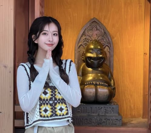 「どっちが神様かわからん」斉藤里奈がビリケンとのツーショットにファン悶絶