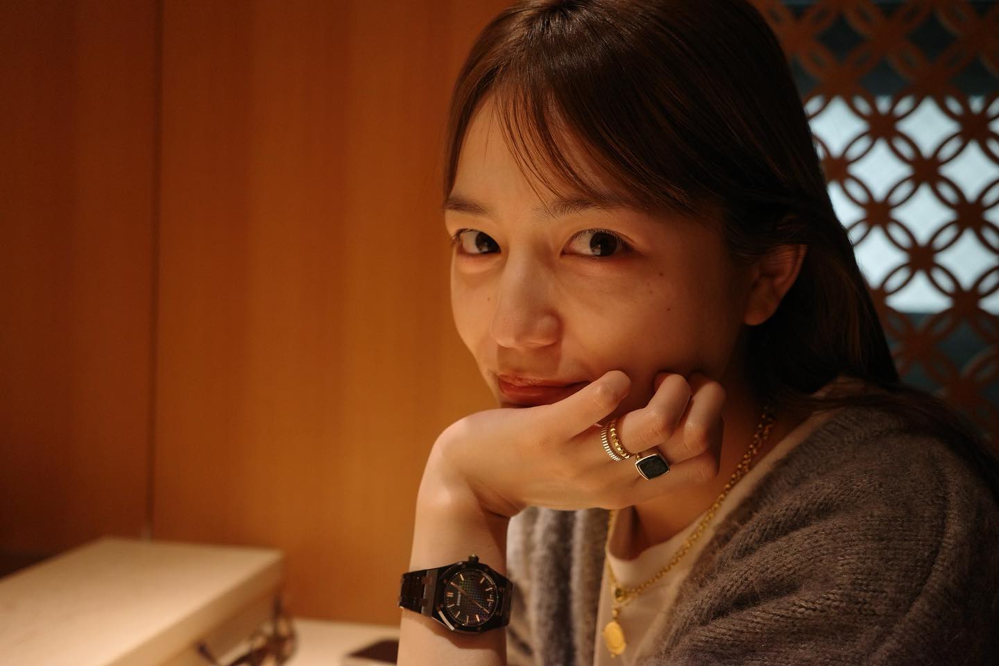 「左手の薬指？😍」川口春奈の最新ショットに結婚憶測相次ぐ👀