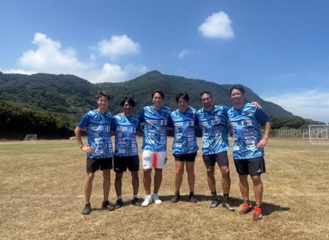 笑顔あふれる夏合宿、元サッカー日本代表・坪井慶介が伊豆大島で子どもたちとサッカー交流