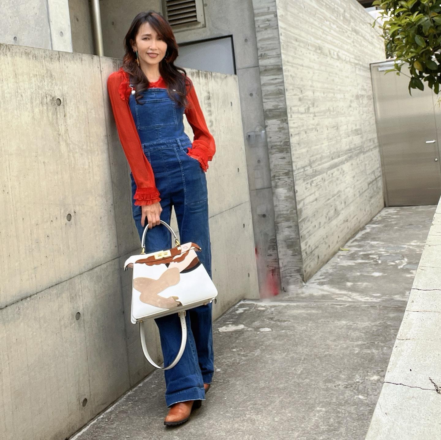 工藤静香さん、春の爽やかコーデ公開✨ツツジ🌺とお揃い...？