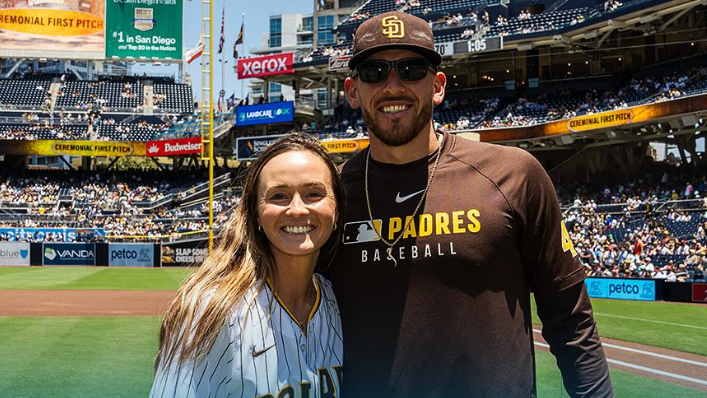 「ゲームの女王がメジャーの舞台に登場！」Ali Aguilar＆Sierra Romeroが始球式で魅せた“華麗な一球”が話題に！