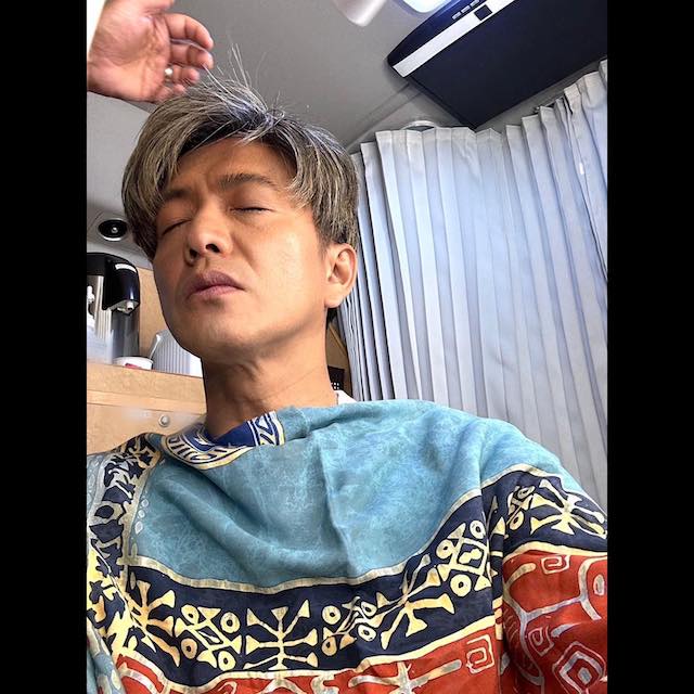 木村拓哉が最新ショットを公開📸撮影の合間の貴重なオフショットに多くの反響❤️