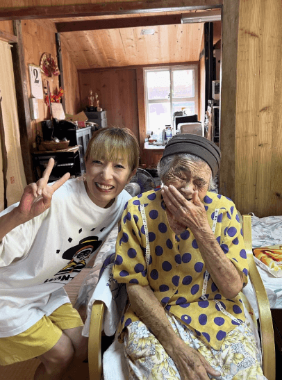REINA、渡名喜島で94歳の元気なおばあちゃんと再会！感動のエピソードをシェア