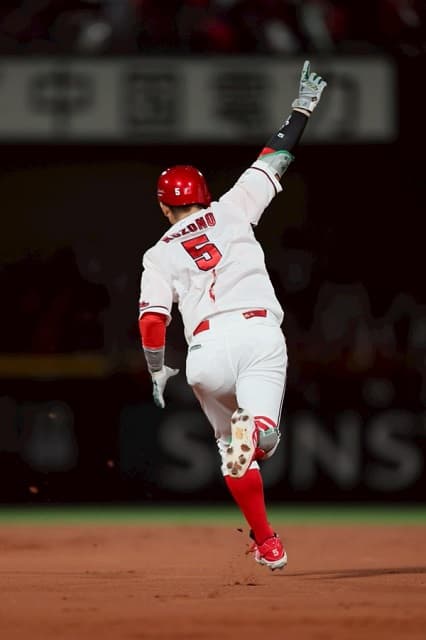 広島・小園「おじいちゃんが打たせてくれたホームランでした。」前夜の満塁本塁打を報告