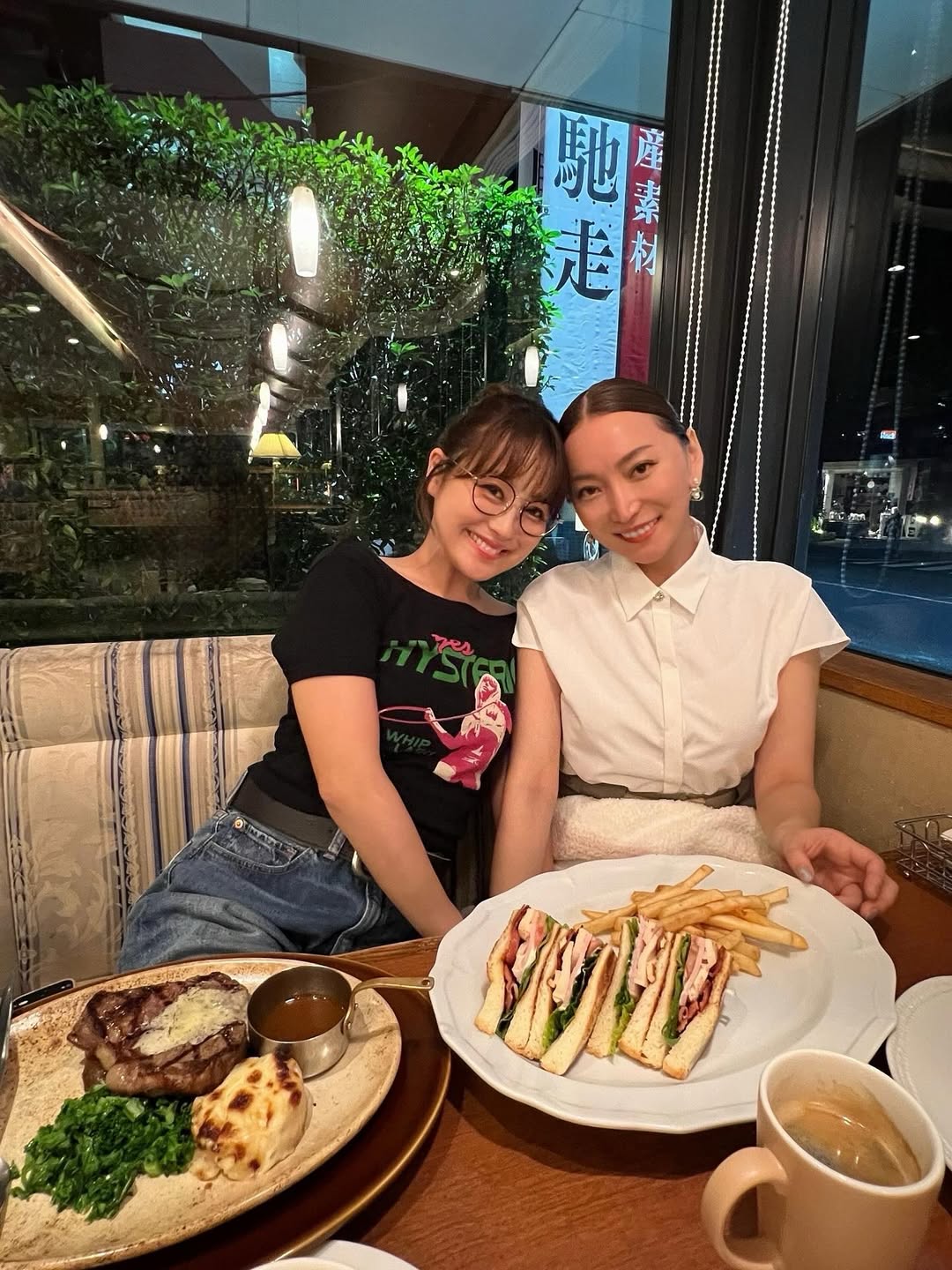ファッションモデル兼タレント・鈴木奈々、あの2人とロイヤルホストに行き豪華な料理を満喫