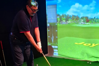 「親方、爽快ショット！」貴乃花が“初シュミレーションゴルフ”を満喫！