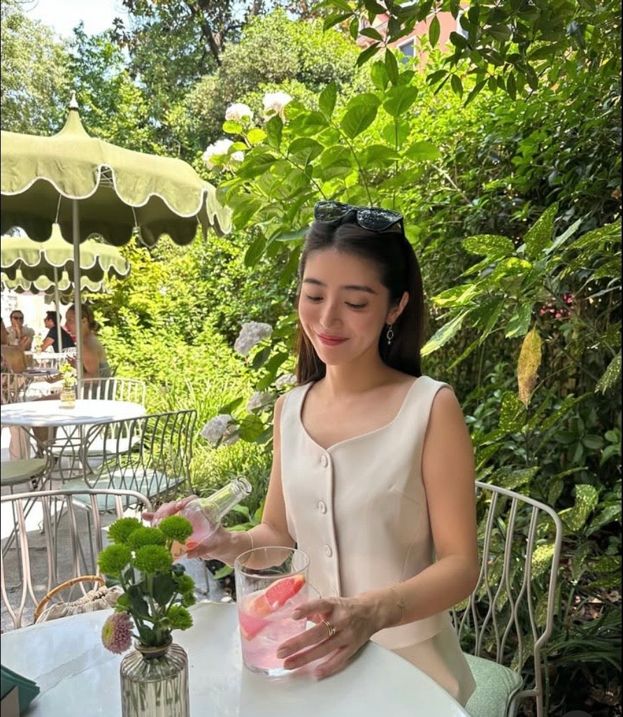 大口智恵花、ピンクグレープフルーツソーダと緑に包まれた午後