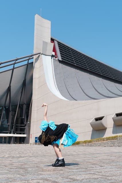 「どんどんクオリティー上がってんな」あのアイドルが代々木競技場前でお馴染み〇〇ポーズを披露！