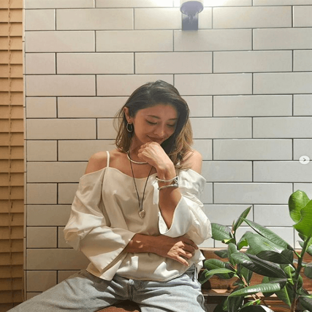 山田優がハートモチーフネックレス＆ピアスの肩見せ”艶”ショットを披露！