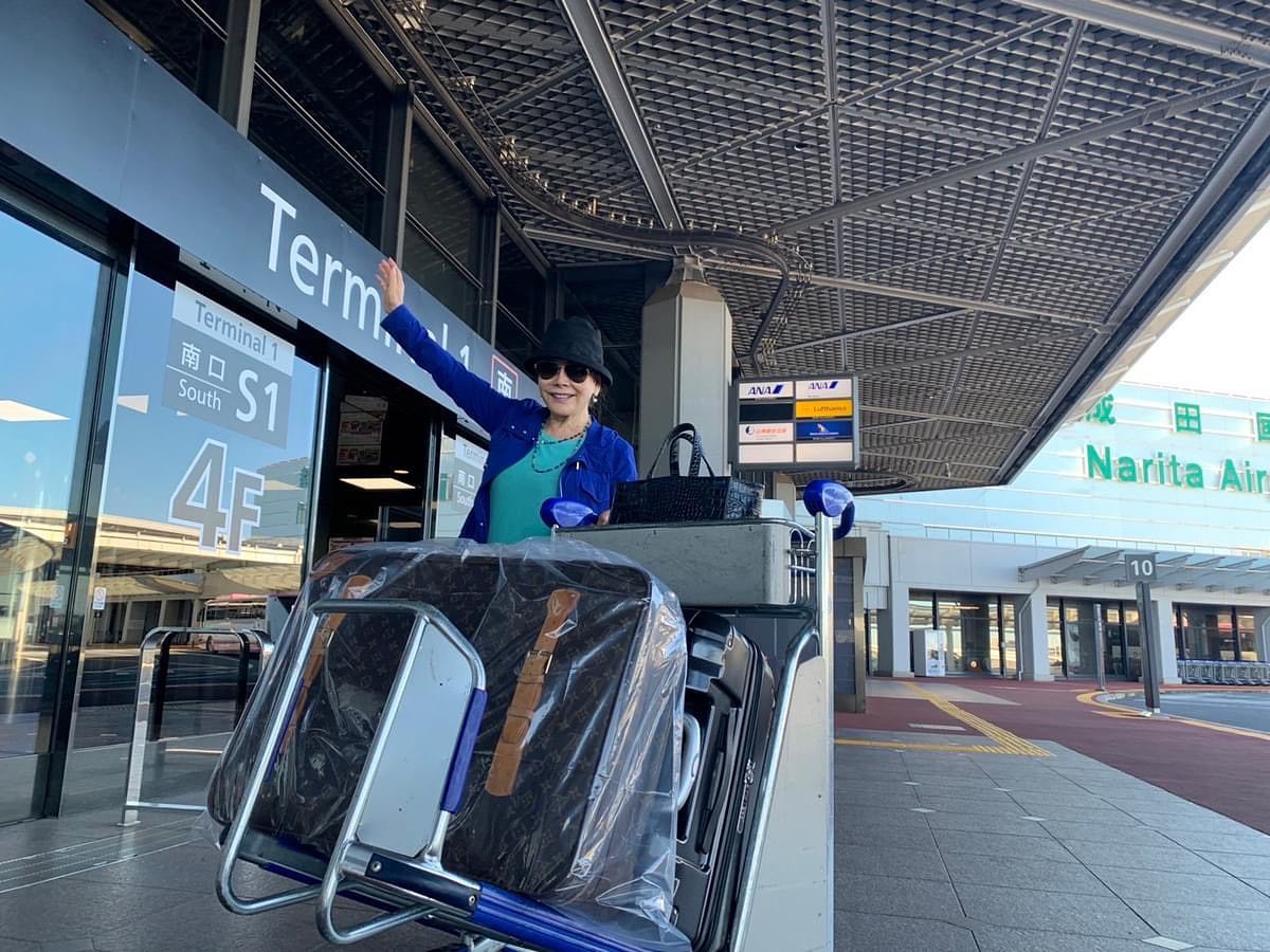 楽しいロケとなるのか...!?デヴィ夫人が海外ロケへ出発!行先明かさず✈