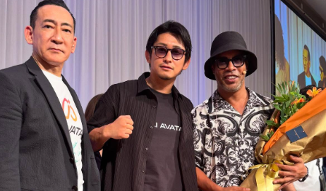 吉永啓之輔、ロナウジーニョと奇跡の2ショット！“異種格闘コラボ”にファン驚嘆