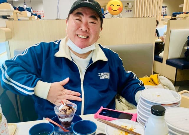 ドランクドラゴン塚地、大量の寿司とデザートを食べて「今日は最高の1日やなぁ〜」と大満足！