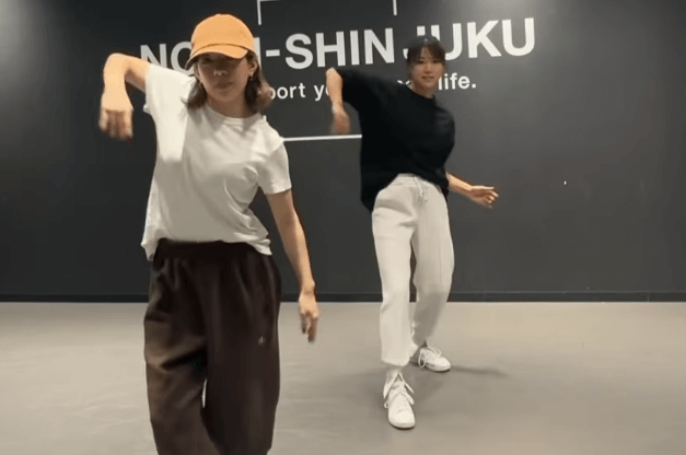 「大好きな組み合わせ」元AKBの美女タレント、同期と魅せたレアダンスに反響続々！「お2人とも綺麗過ぎます」