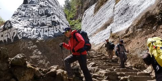 野口健、下山報告「2000mの世界は別世界」ルクラでひと息