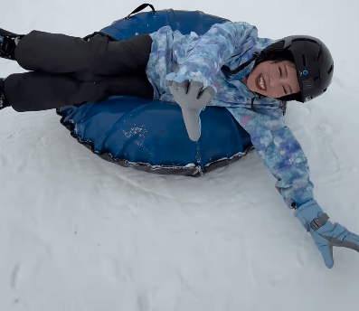 「気持ちはマリオカート！」話題のスポーツ美女子、スリル満点”スノーチュービング・ムービー”を披露しファン歓喜「うゎー！めっちゃたのしそう」