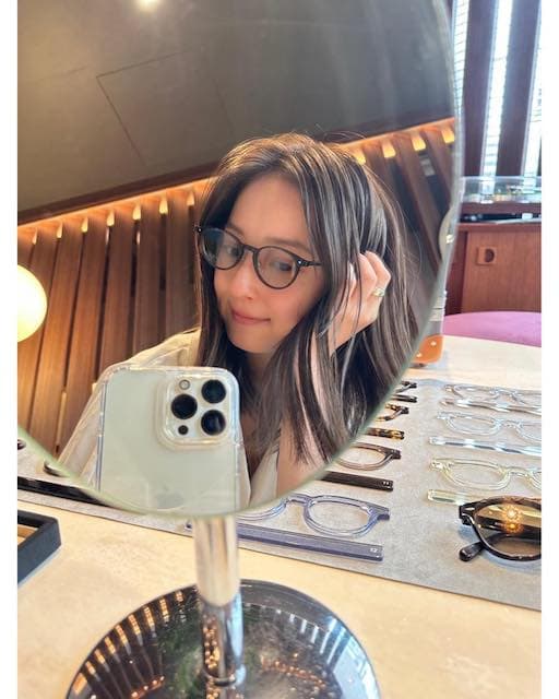 「ただただ可愛い💕」佐々木希が最新眼鏡ショットを公開✨ファン悶絶😍